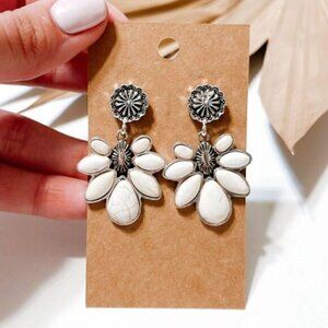 White flower dangle earrings S296